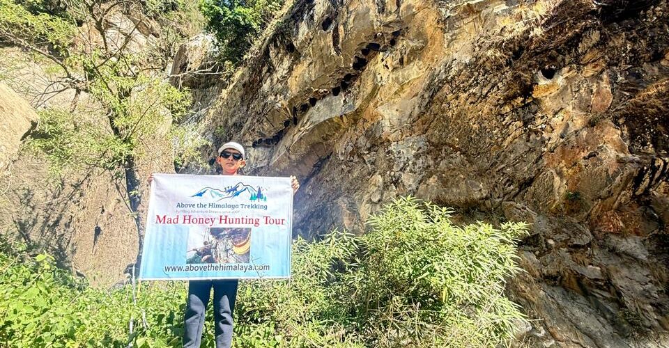 Honey hunting in nepal